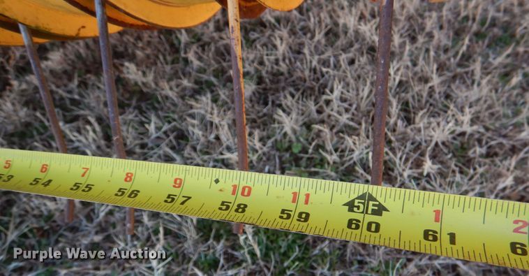 image for item DL6846 1993 New Holland 640  round baler