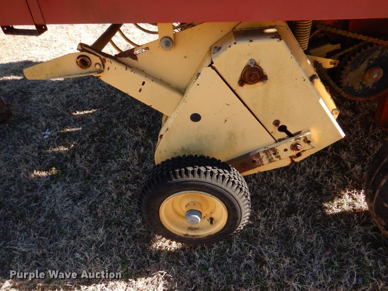 image for item DL6846 1993 New Holland 640  round baler