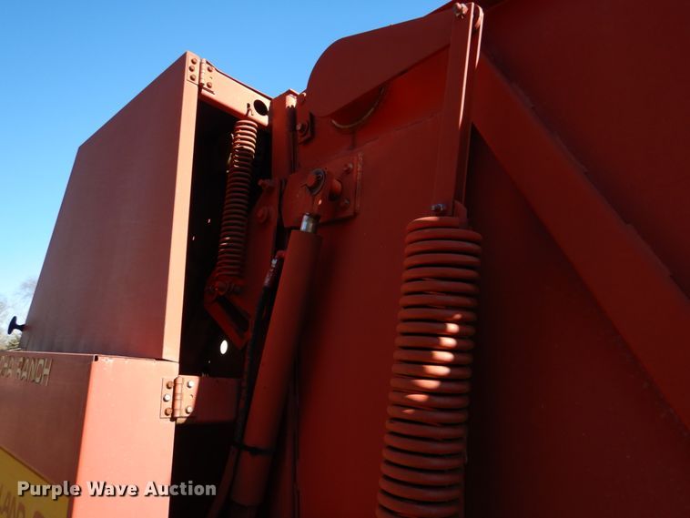 image for item DL6846 1993 New Holland 640  round baler