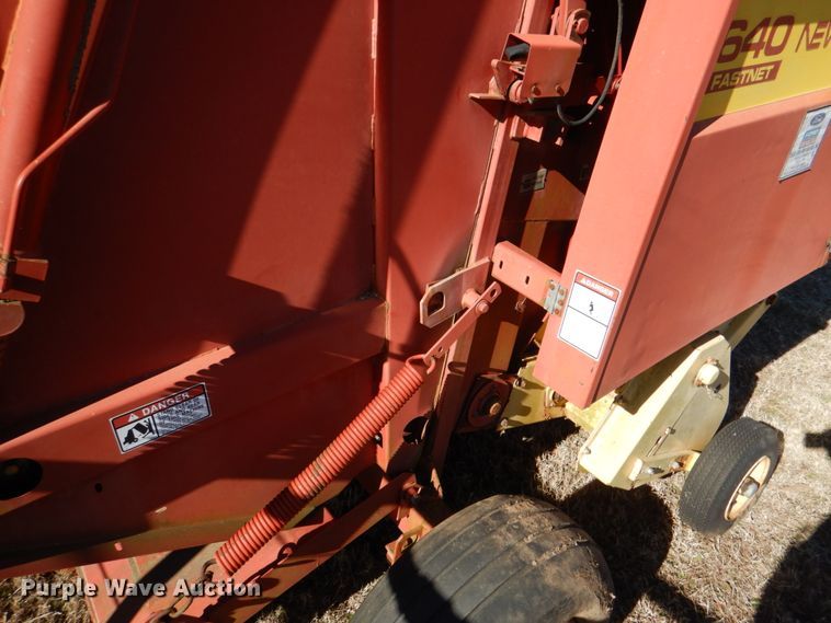 image for item DL6846 1993 New Holland 640  round baler