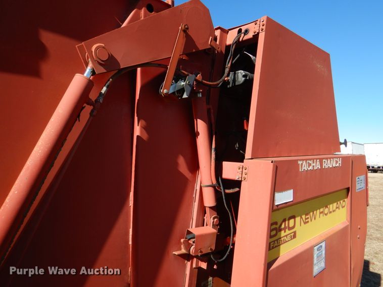 image for item DL6846 1993 New Holland 640  round baler