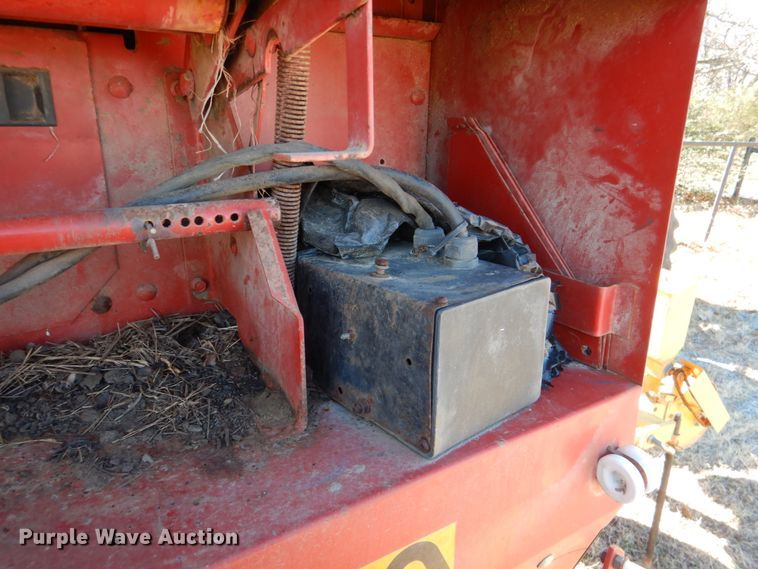 image for item DL6846 1993 New Holland 640  round baler