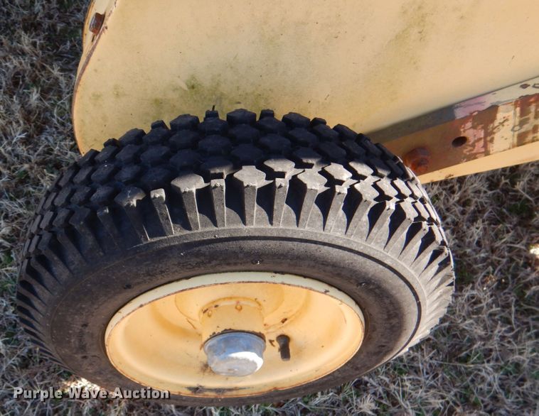 image for item DL6846 1993 New Holland 640  round baler