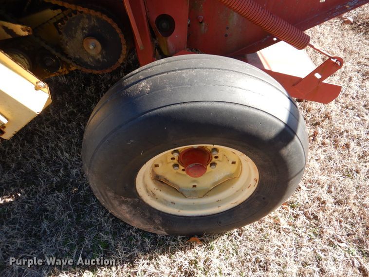 image for item DL6846 1993 New Holland 640  round baler