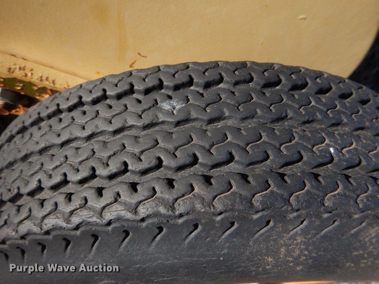 image for item DL6846 1993 New Holland 640  round baler