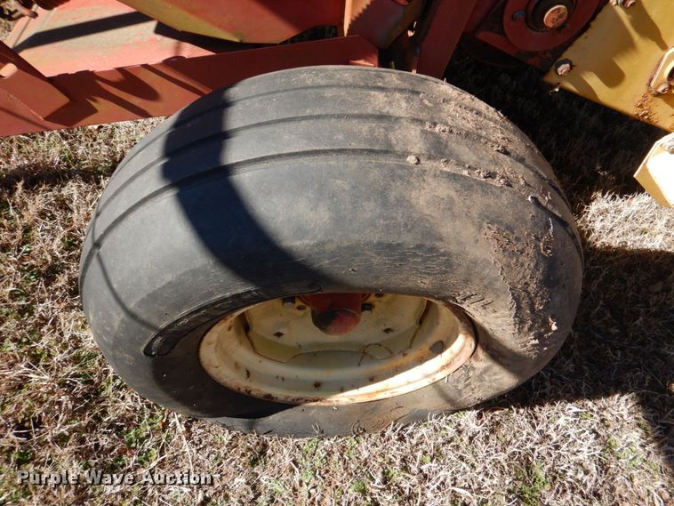 image for item DL6846 1993 New Holland 640  round baler