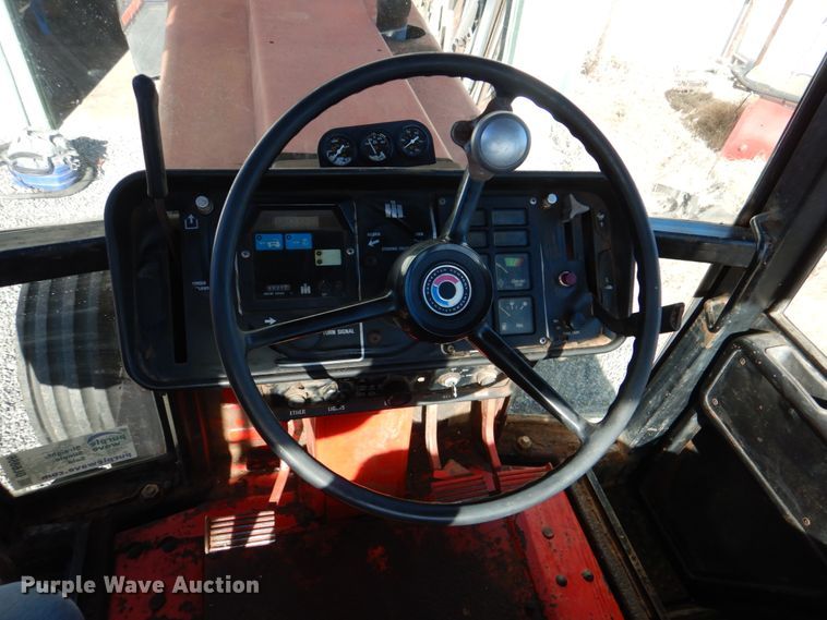 image for item DL6856 International 1586  tractor