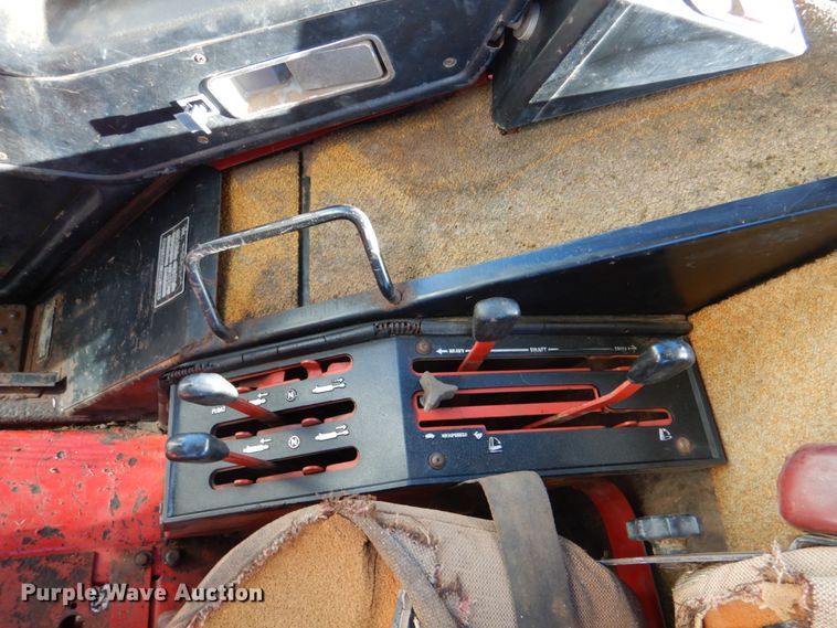 image for item DL6856 International 1586  tractor