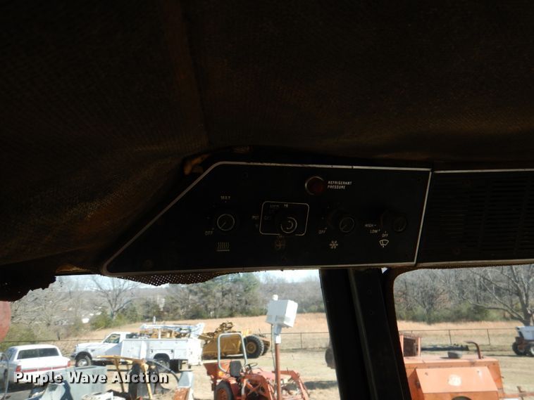 image for item DL6856 International 1586  tractor