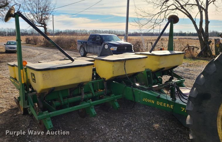 image for item GB9172 John Deere 7200 Max Emerge II  no-till planter