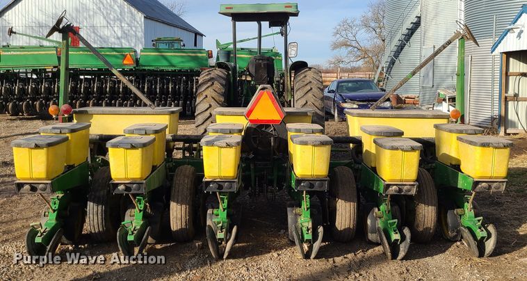 image for item GB9172 John Deere 7200 Max Emerge II  no-till planter