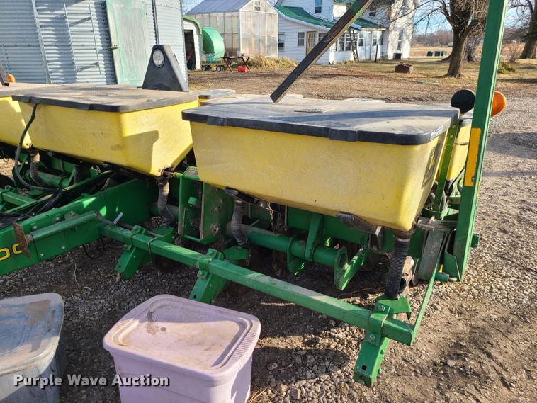 image for item GB9172 John Deere 7200 Max Emerge II  no-till planter