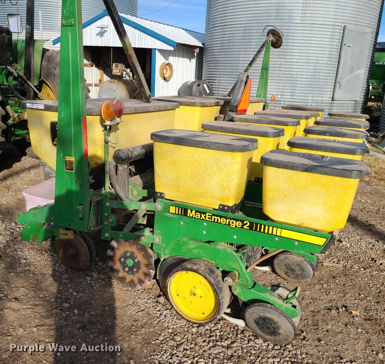 image for item GB9172 John Deere 7200 Max Emerge II  no-till planter