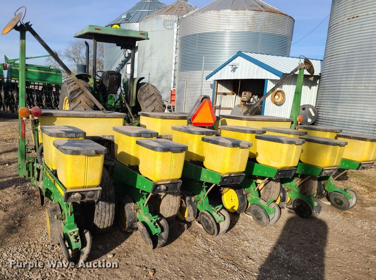 image for item GB9172 John Deere 7200 Max Emerge II  no-till planter