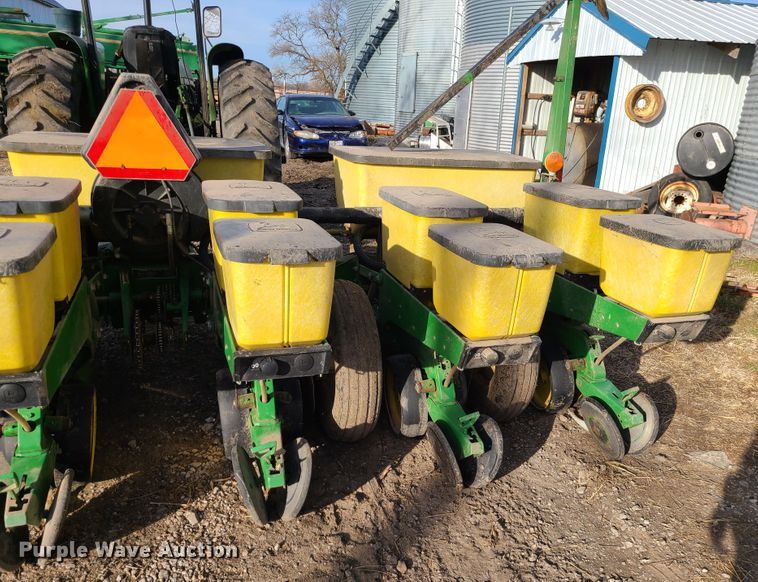 image for item GB9172 John Deere 7200 Max Emerge II  no-till planter
