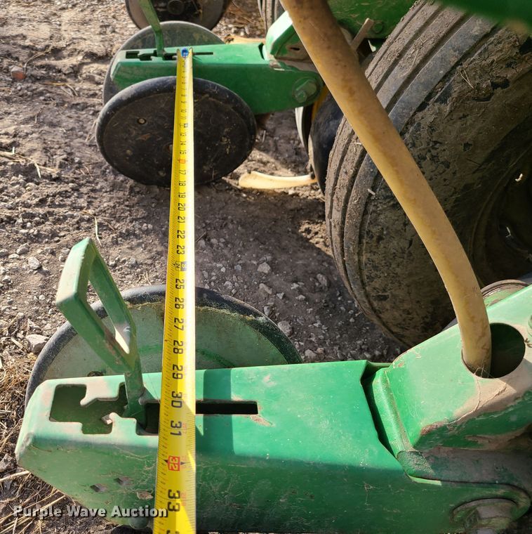 image for item GB9172 John Deere 7200 Max Emerge II  no-till planter