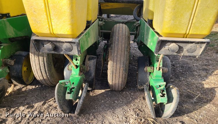 image for item GB9172 John Deere 7200 Max Emerge II  no-till planter