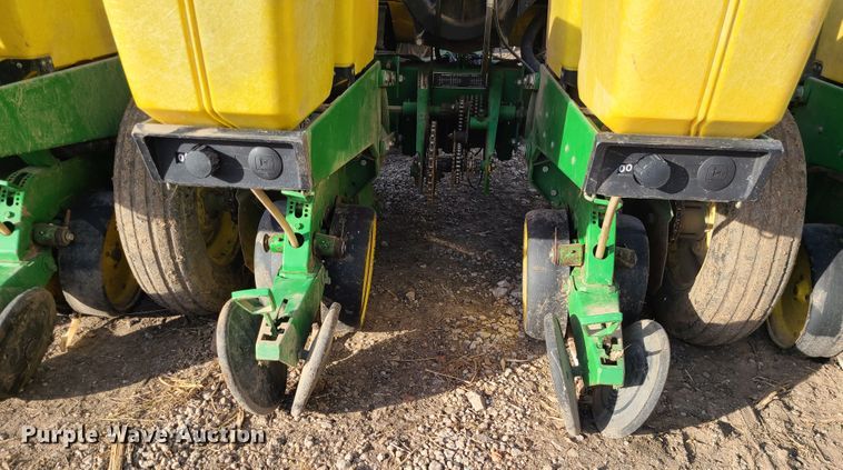 image for item GB9172 John Deere 7200 Max Emerge II  no-till planter
