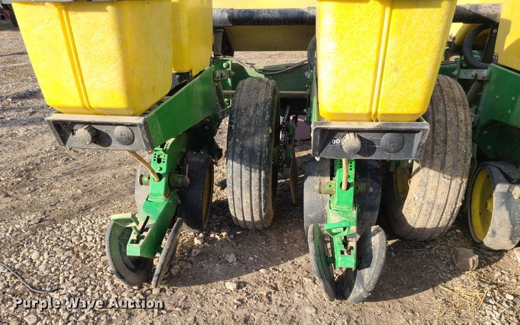 image for item GB9172 John Deere 7200 Max Emerge II  no-till planter