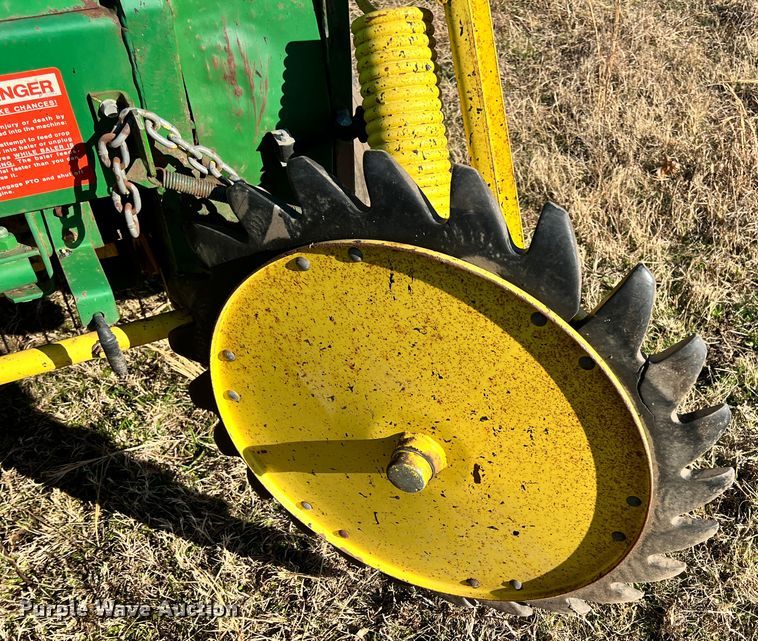 image for item ID9616 1988 John Deere 430  round baler