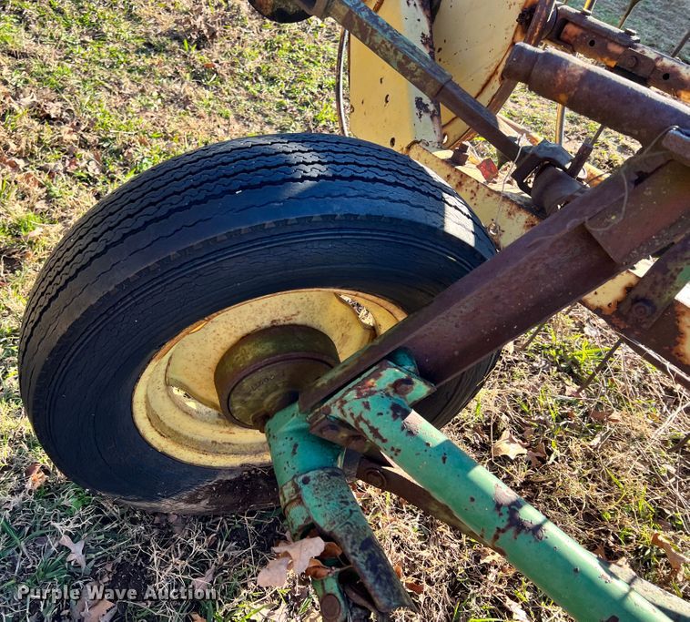 image for item ID9621 John Deere 640  hay rake