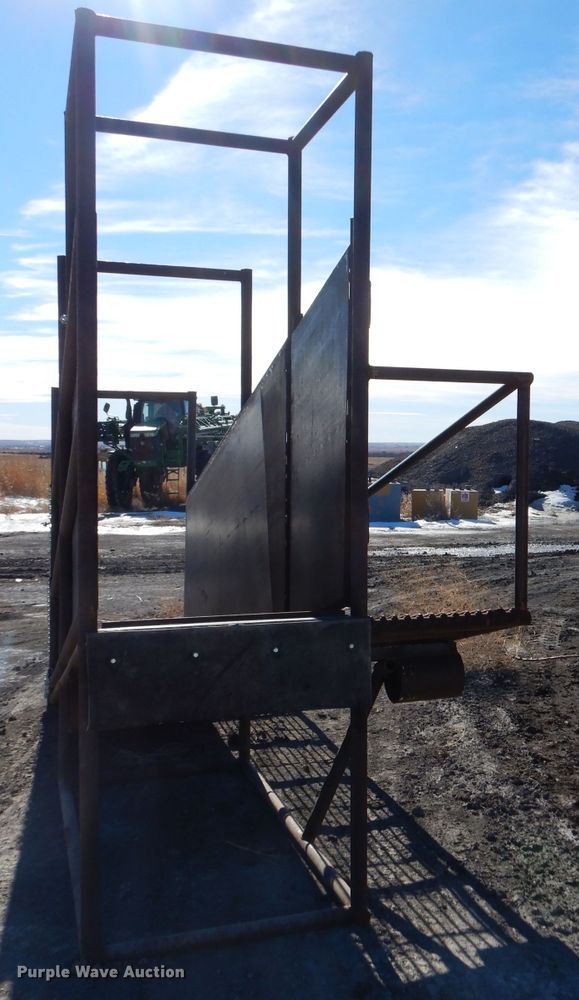 image for item IE9546 2022 LJ Manufacturing  livestock loading chute