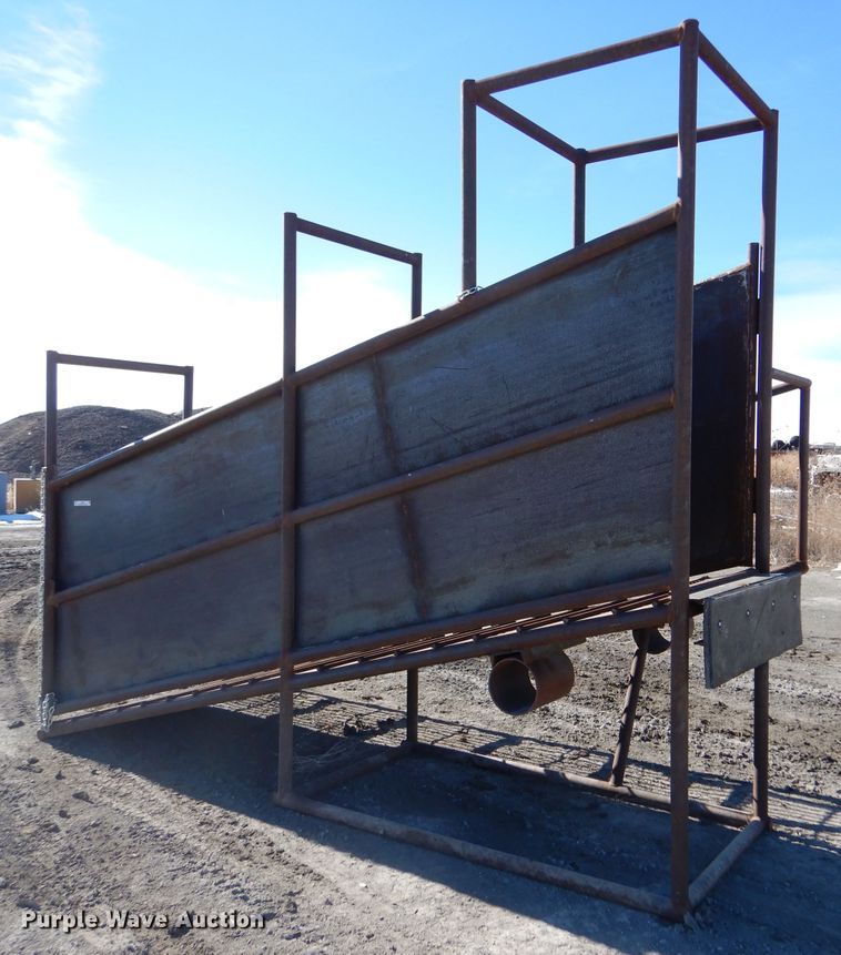 image for item IE9546 2022 LJ Manufacturing  livestock loading chute