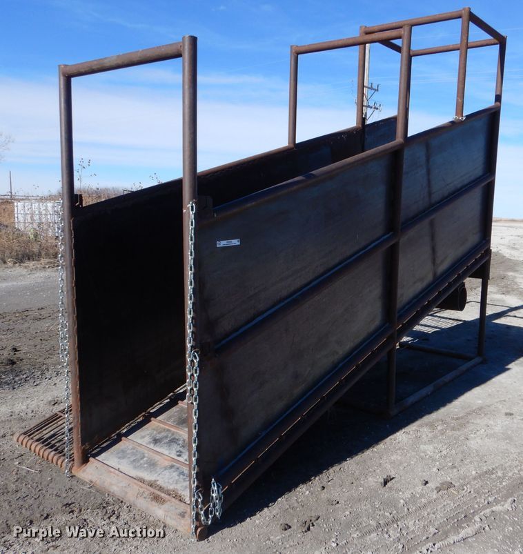 image for item IE9546 2022 LJ Manufacturing  livestock loading chute