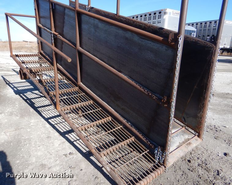 image for item IE9546 2022 LJ Manufacturing  livestock loading chute