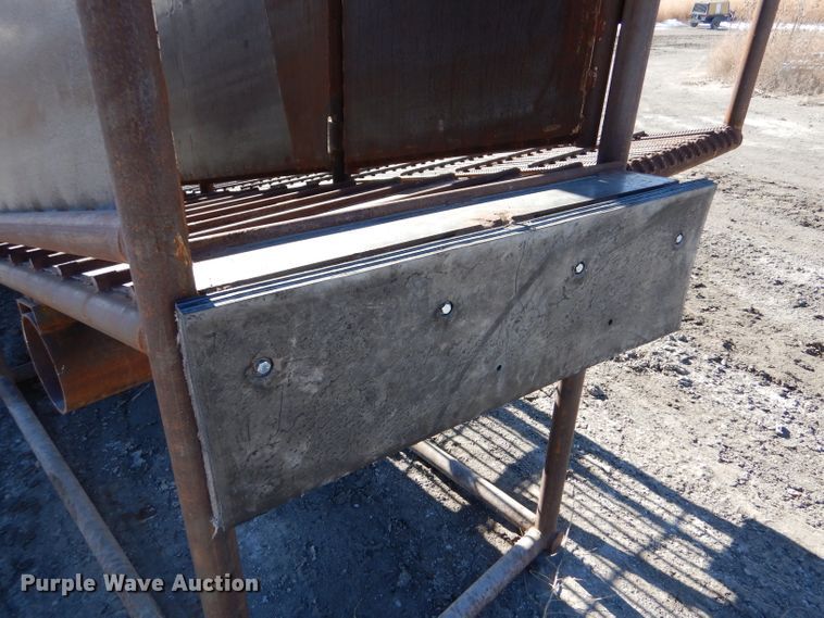 image for item IE9546 2022 LJ Manufacturing  livestock loading chute