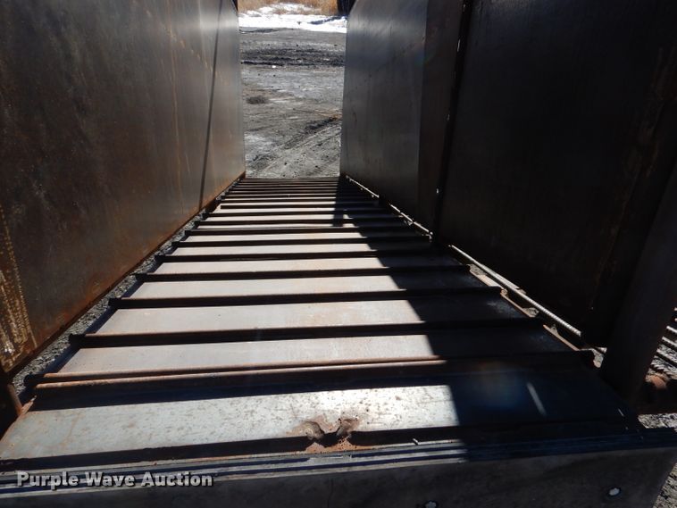 image for item IE9546 2022 LJ Manufacturing  livestock loading chute