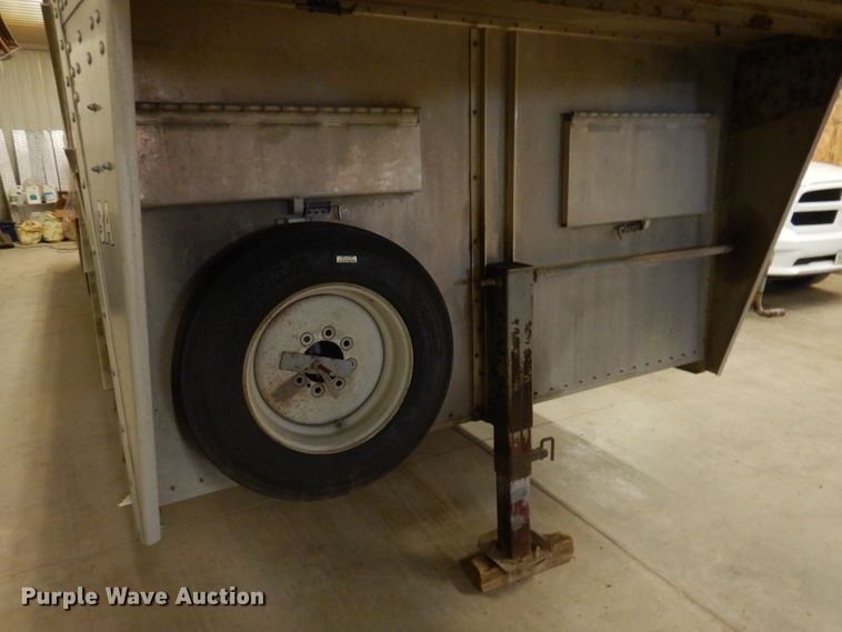 image for item JH9913 2008 Wilson PSGN-9332T  livestock trailer