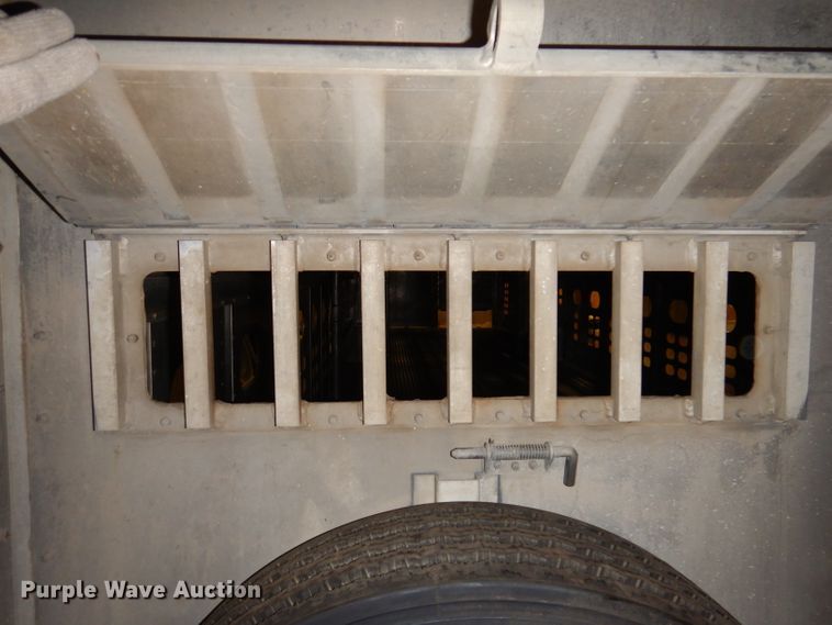 image for item JH9913 2008 Wilson PSGN-9332T  livestock trailer