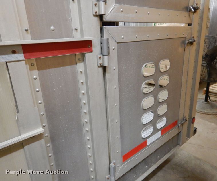 image for item JH9913 2008 Wilson PSGN-9332T  livestock trailer