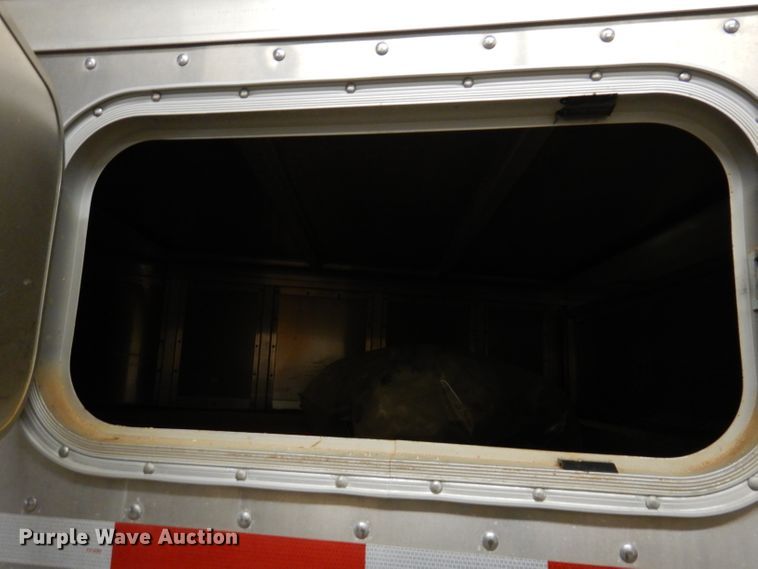 image for item JH9913 2008 Wilson PSGN-9332T  livestock trailer