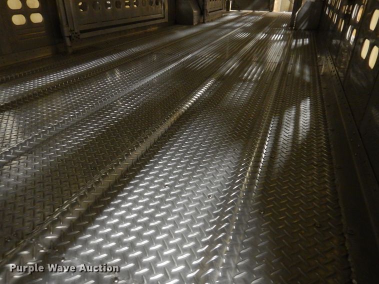 image for item JH9913 2008 Wilson PSGN-9332T  livestock trailer