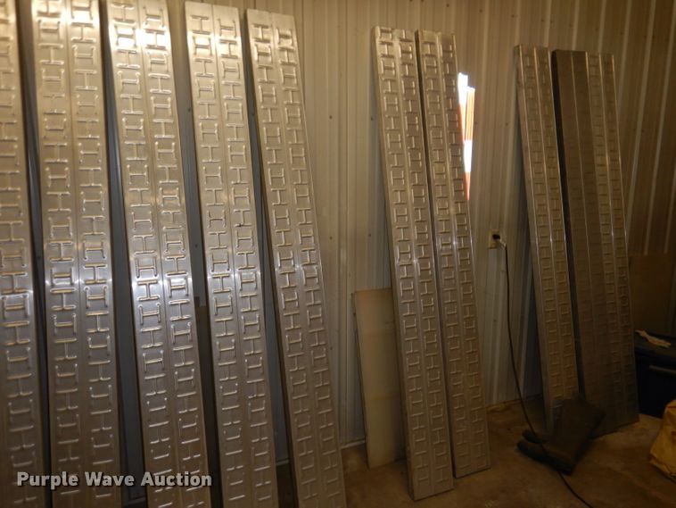 image for item JH9913 2008 Wilson PSGN-9332T  livestock trailer