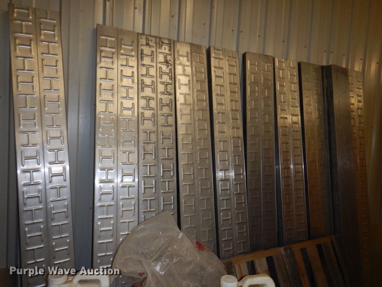 image for item JH9913 2008 Wilson PSGN-9332T  livestock trailer