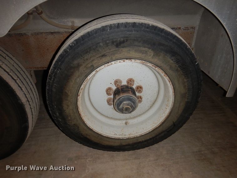 image for item JH9913 2008 Wilson PSGN-9332T  livestock trailer