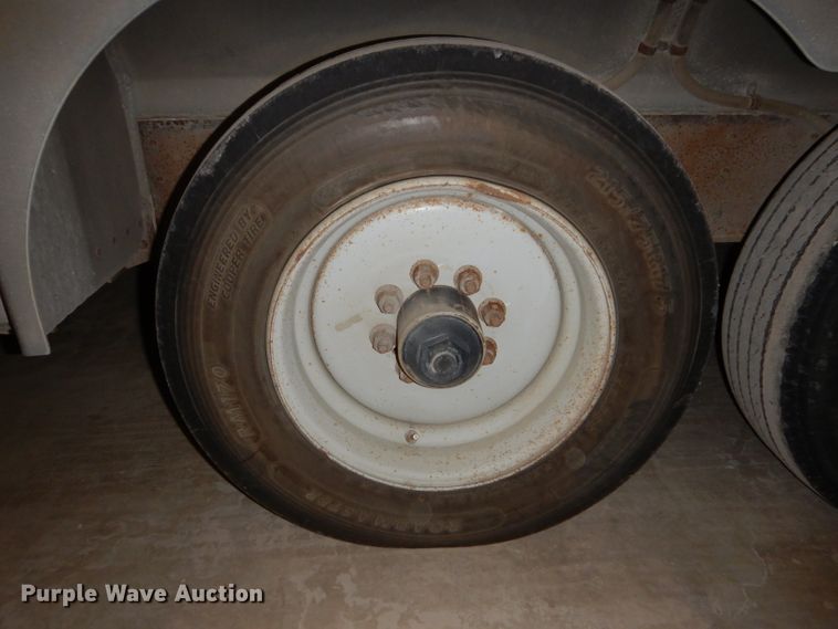 image for item JH9913 2008 Wilson PSGN-9332T  livestock trailer