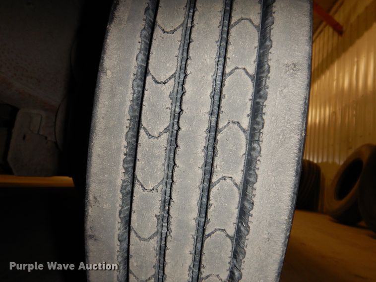 image for item JH9913 2008 Wilson PSGN-9332T  livestock trailer