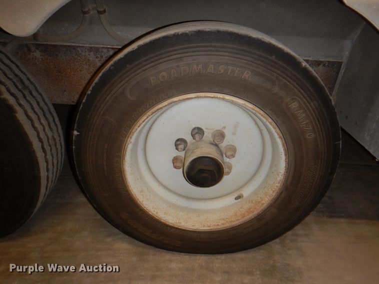 image for item JH9913 2008 Wilson PSGN-9332T  livestock trailer