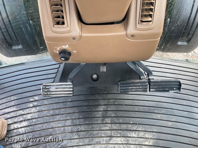 image for item JN9140 2005 John Deere 8320  MFWD tractor