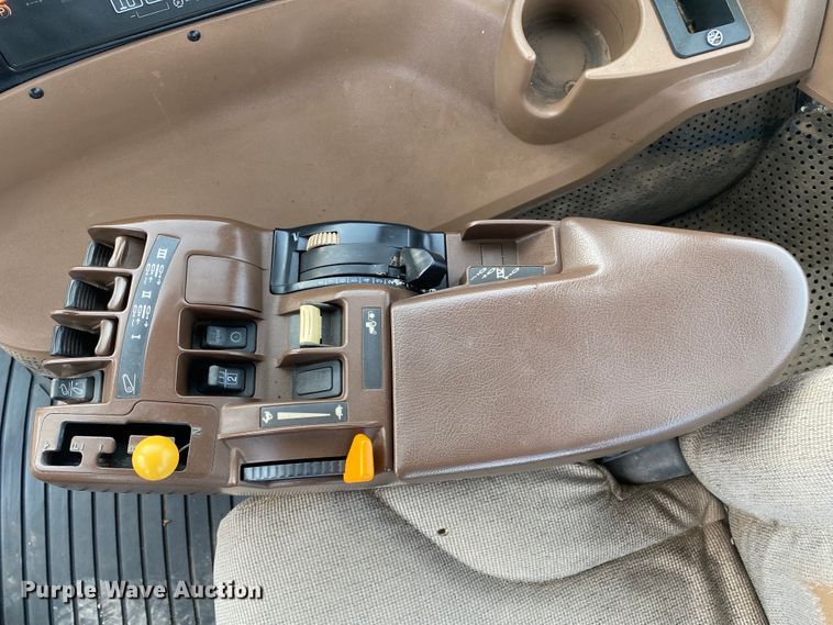 image for item JN9140 2005 John Deere 8320  MFWD tractor