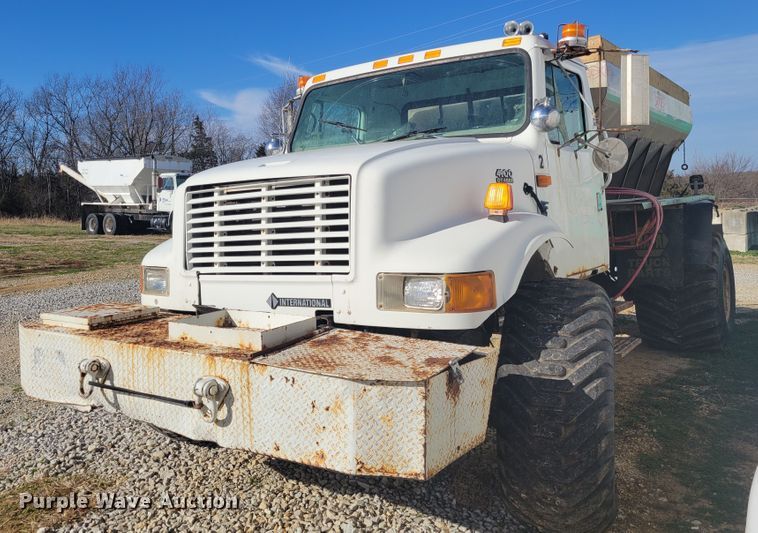 image for item KH9917 2000 International 4900  applicator truck