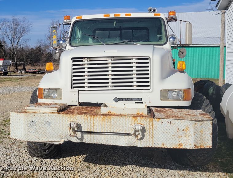 image for item KH9917 2000 International 4900  applicator truck