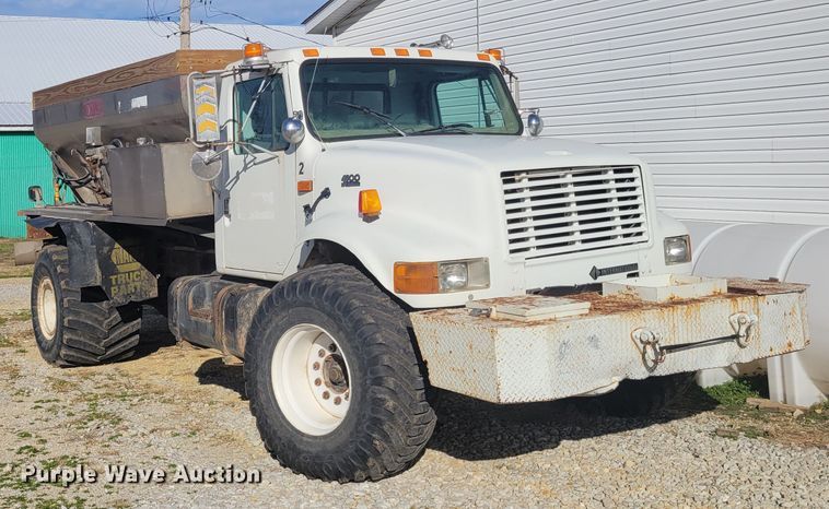 image for item KH9917 2000 International 4900  applicator truck