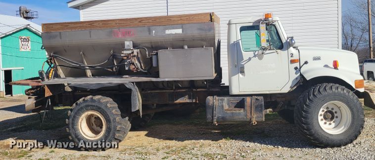 image for item KH9917 2000 International 4900  applicator truck