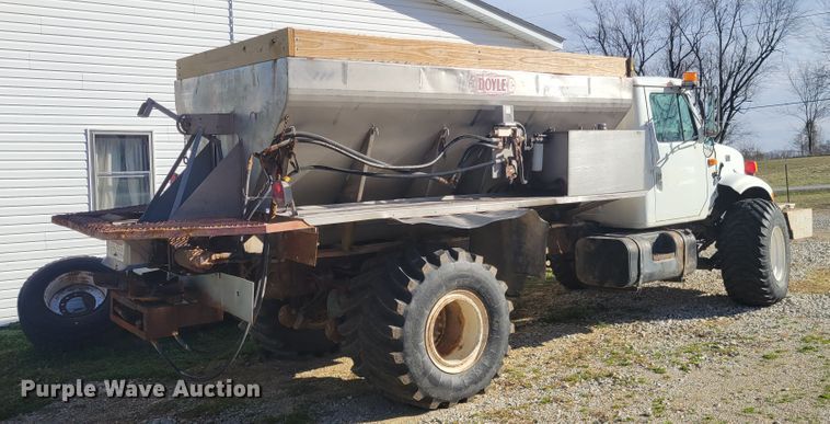 image for item KH9917 2000 International 4900  applicator truck