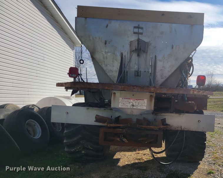 image for item KH9917 2000 International 4900  applicator truck